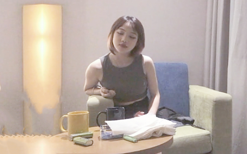 00后短发少女玩真心话大冒险输了