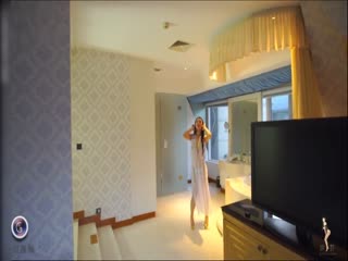某地172CM超性感女神模特拍写真时被摄影师故意用水枪射屁股~摸奶~玩弄~丰满翘臀真想上去叉她~国语!