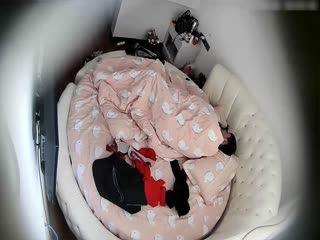 宾馆偷拍白嫩漂亮的良家人妻和男网友见面被带到宾馆要求啪啪,美女不愿意被扒掉衣服连扣带操干的高潮不断!