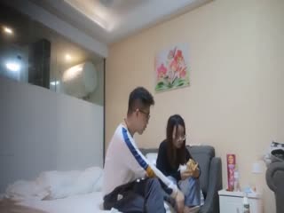帅小伙遇见初中同学 居然又了奇葩的想法 酒店约炮