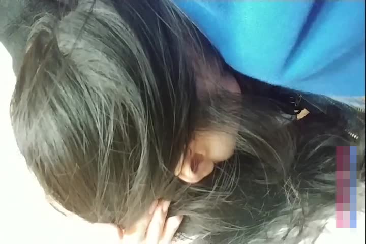 獨家網路熱點視訊：格子裙美女廁所口交啪啪
