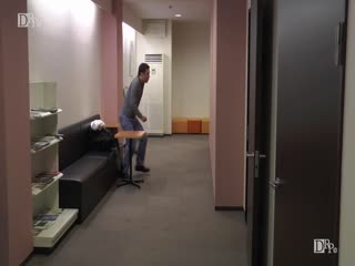 工作的地方的妈妈～连小鸡鸡也清洁的清洁阿姨 小泉真希