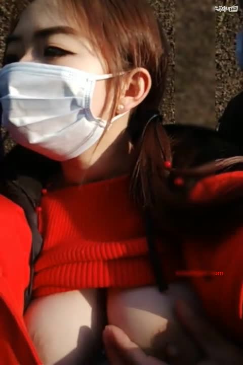继二嫂之后又一牛逼大奶主播人生小骚妇户外景区给两个民工模样的人吃鸡巴
