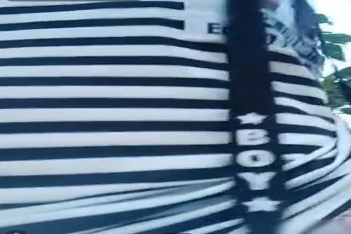 样子斯文的眼镜妹子和狼友讲述第一次给了爸爸，然后路上拦了一个推斗车的大叔去野战对白精彩