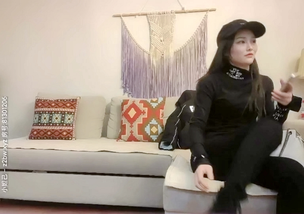 极品风骚外围，情趣装美腿艳舞诱惑，沙发啪啪AV视角近景掰穴