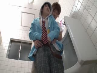 小学生妹去男厕所小便~结果被强奸了