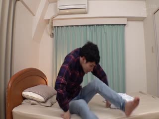 デリヘル呼んだら妹が來た！結果、お店に內緒で中出し本番セックスする事になる 3