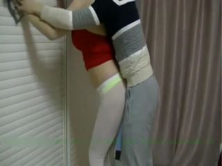 妈妈穿很性感衣服搞卫生被性冲动的儿子给操了上部