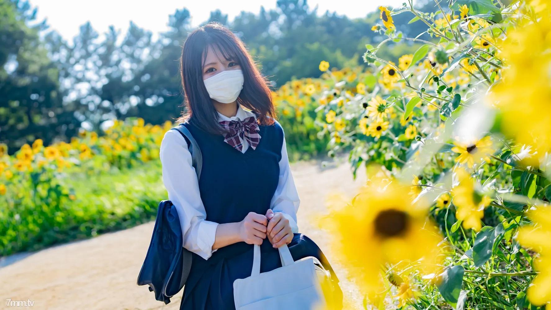 稚气未脱的白皙清秀的Fcup美〇女子〇生用不习惯的手动作夹入男性生殖器一边享受摇晃的美巨乳一边无橡胶阴道内。