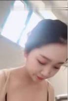20岁刚娶绝美嫩妻新婚夜惊喜 外出大胆露出美乳 回家黑丝足交侍奉 人妻の诱惑
