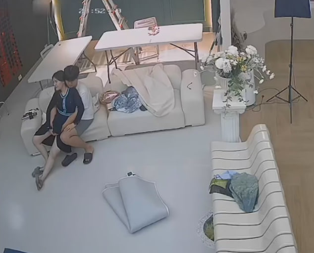 黑客破解网络摄像头监控偷拍摄影棚没有其它人的时候摄影师淫秽老板娘和她亲热