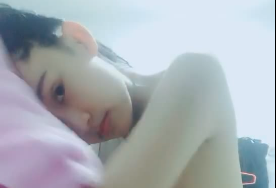 嫩妹沐浴后漏逼惊艳秀，浓密阴毛极致诱惑，千万别错过！