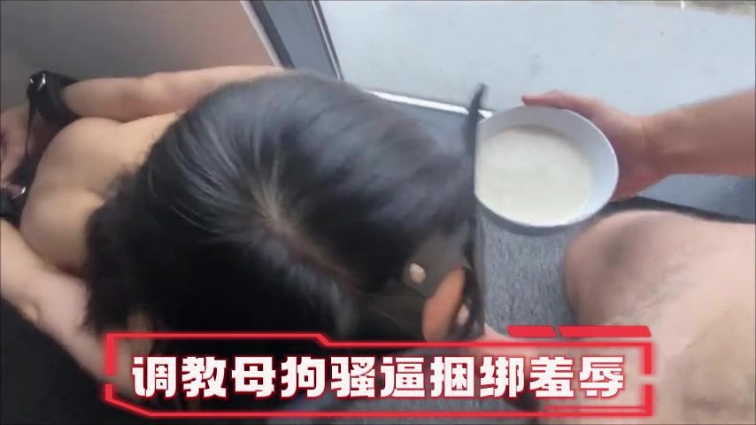 调教母狗：一边吮吸肉棒一边吞咽浓精，双重高潮体验！