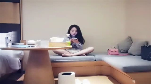 我最敏感的是胸一碰就受不了的极品性感短裤