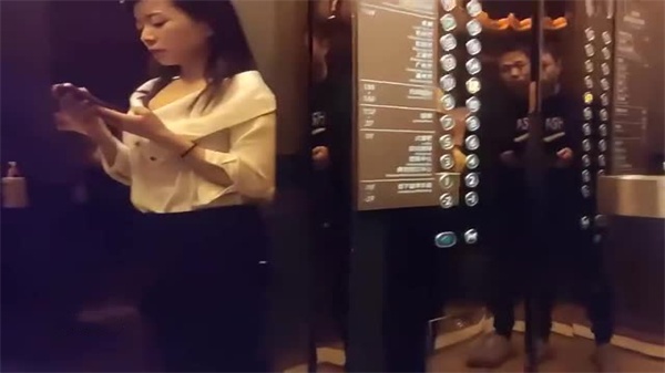 小秋探花漂亮22岁小姐姐相约酒店开房