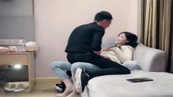 寻花偷拍-男主高价約了个颜值长腿小姐姐付完款主动求抱一脸骚样_
