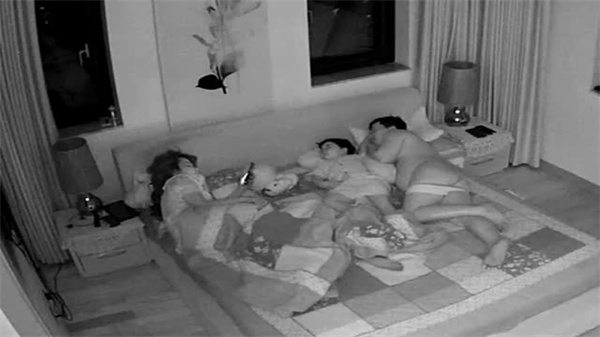 深夜夫妻房事被破解！宅男隔屏目睹家庭摄像头直播刺激画面