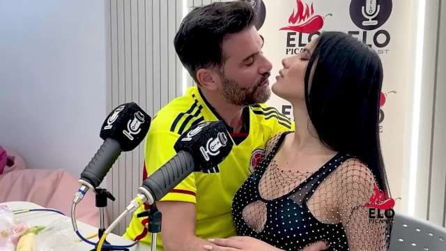 【AmbarPrada】极品拉丁骚货专访现场脱裤献臀 主动掰开求操 淫荡主播直播露穴