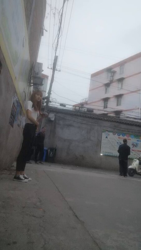 【街边实录】傍晚嫖客精挑细选极品站街妹，开房后超近视角狂操嫩穴，肉棒插到底激情爆射！